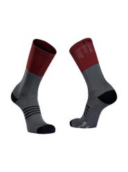 Skarpety rowerowe NORTHWAVE EXTREME PRO HIGH SOCK. Szare skarpety Northwave, bez wzorów, z wełny. Za 148.50 zł.