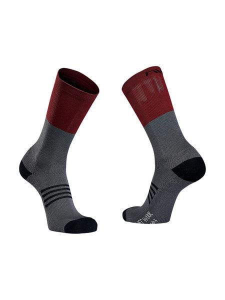 Skarpety rowerowe NORTHWAVE EXTREME PRO HIGH SOCK. Szare skarpety Northwave, bez wzorów, z wełny. Za 148.50 zł.
