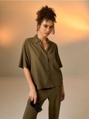 Wiskozowa koszula regular fit z krótkim rękawem - zielony. Zielone koszule Sinsay, l, bez wzorów, z wiskozy, bez kołnierzyka, bez ramiączek. Za 25.99 zł.