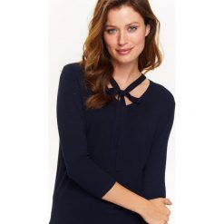 SWETER DAMSKI V NECK Z WIĄZANIEM POD SZYJĄ. Niebieskie swetry TOP SECRET, na jesień, bez wzorów, bez ramiączek. W wyprzedaży za 49.99 zł.