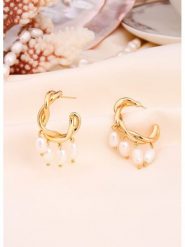 L'Atelier de Gaia Pozłacane kolczyki-półkreole z perłami rozmiar: onesize. Białe kolczyki L'Atelier de Gaia, z perłą, pozłacane. Za 60.99 zł.