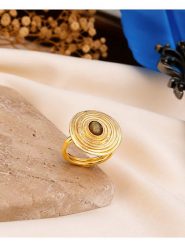 L'Atelier de Gaia Pozłacany pierścionek z labradorytem rozmiar: onesize. Brązowe pierścionki L'Atelier de Gaia, z labradorytem, pozłacane. Za 33.95 zł.