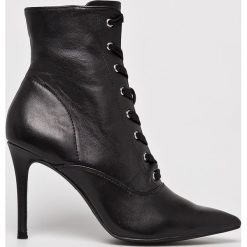 Steve Madden - Botki Jinx. Czarne botki Steve Madden, bez wzorów, z materiału, bez obcasa, na obcasie, bez zapięcia. W wyprzedaży za 459.90 zł.