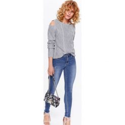 SWETER DAMSKI W WARKOCZE, ODKRYTE RAMIONA. Szare golfy TOP SECRET, bez wzorów, z dzianiny, bez ramiączek. W wyprzedaży za 59.99 zł.