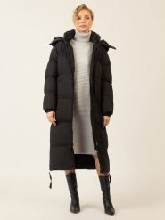 APART Płaszcz zimowy w kolorze czarnym rozmiar: 42. Czarne płaszcze Apart, na zimę, bez wzorów, bez kaptura. Za 707.45 zł.