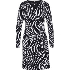 Sukienka shirtowa z nadrukiem bonprix czarno-biel wełny z nadrukiem. Czarne sukienki bonprix, bez wzorów, z wełny, bez kołnierzyka, bez ramiączek, kopertowe. Za 59.99 zł.