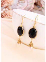 L'Atelier de Gaia Pozłacane kolczyki z perłami i onyksami rozmiar: onesize. Białe kolczyki L'Atelier de Gaia, z onyksem, pozłacane, z zapięciem typu bigiel. Za 39.99 zł.