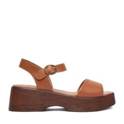 Sandały Lasocki. Brązowe sandały Lasocki, bez wzorów, bez obcasa, na koturnie, bez zapięcia. Za 199.99 zł.