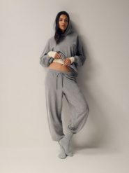 4F Bluza dresowa loose z kapturem damska - szara S. Szare bluzy 4f, s, bez wzorów, z dresówki, z kapturem. Za 189.99 zł.
