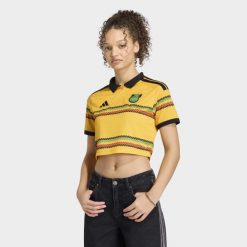 Krótka podstawowa koszulka Jamajka 26 x Bob Marley. Żółte bluzki Adidas, bez wzorów, klasyczne, bez kołnierzyka, bez ramiączek. Za 369.00 zł.