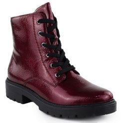 Botki damskie komfortowe lakierowane czerwone Rieker Z2841-33. Czerwone botki Rieker, bez wzorów, z lakierowanej skóry, bez obcasa, bez zapięcia. Za 369.00 zł.
