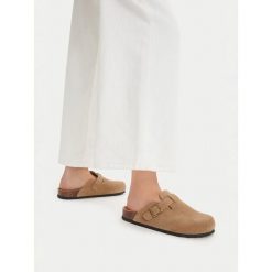Klapki Lasocki. Brązowe klapki Lasocki, bez wzorów, bez obcasa. Za 149.99 zł.
