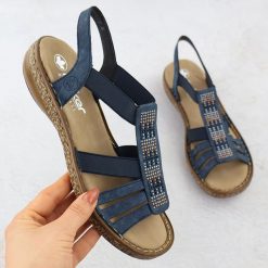 Sandały damskie na gumki granatowe Rieker 628G7-14. Sandały Rieker, bez wzorów, ze skóry ekologicznej, bez obcasa, bez zapięcia. Za 299.99 zł.