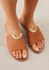 Jasnobrązowe Klapki VICES z Biżuteryjnym Detalem w Kształcie Łuku Himemelle. Brązowe klapki Born2be, z aplikacjami, z jeansu, bez obcasa, na płaskiej podeszwie. Za 79.99 zł.