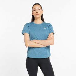 Koszulka damska New Balance WT41253TUM – niebieska. Niebieskie bluzki New Balance, xs, bez wzorów, z materiału, sportowe, bez kołnierzyka, bez ramiączek. Za 99.99 zł.