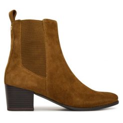 Botki Caprice. Brązowe botki Caprice, bez wzorów, bez obcasa, na słupku, bez zapięcia. Za 489.99 zł.