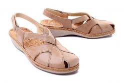 SUAVE 720016-08 sandy, sandały profilaktyczne damskie. Brązowe sandały Suave, bez wzorów, bez obcasa, na koturnie, bez zapięcia. Za 379.90 zł.