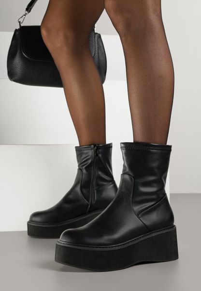 Czarne Botki Vices na Grubej Podeszwie w Stylu Grunge Ravitte. Czarne botki Born2be, bez wzorów, z jeansu, bez obcasa, na płaskiej podeszwie, bez zapięcia. Za 129.99 zł.