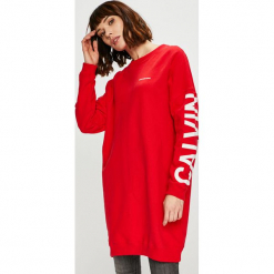 Calvin Klein Jeans - Sukienka. Czerwone sukienki Calvin Klein Jeans, na co dzień, m, bez wzorów, z bawełny, casualowe, bez kołnierzyka, bez ramiączek, maxi, oversize. W wyprzedaży za 359.90 zł.
