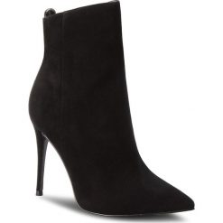 Botki GUESS - FLOD24 SUE09 Black. Czarne botki Guess, z aplikacjami, z materiału, bez obcasa, na obcasie, bez zapięcia. W wyprzedaży za 409.00 zł.
