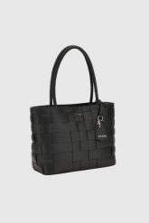 GUESS Czarna shopperka damska Maylee. Czarne shopper Guess, z aplikacjami, ze skóry ekologicznej, bez dodatków. W wyprzedaży za 564.19 zł.