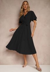 Czarna Sukienka Wiązana w Talii z Plisowaniem na Dole Dorseki. Czarne sukienki Renee, l, bez wzorów, eleganckie, bez kołnierzyka, bez ramiączek, midi, kopertowe. Za 44.99 zł.
