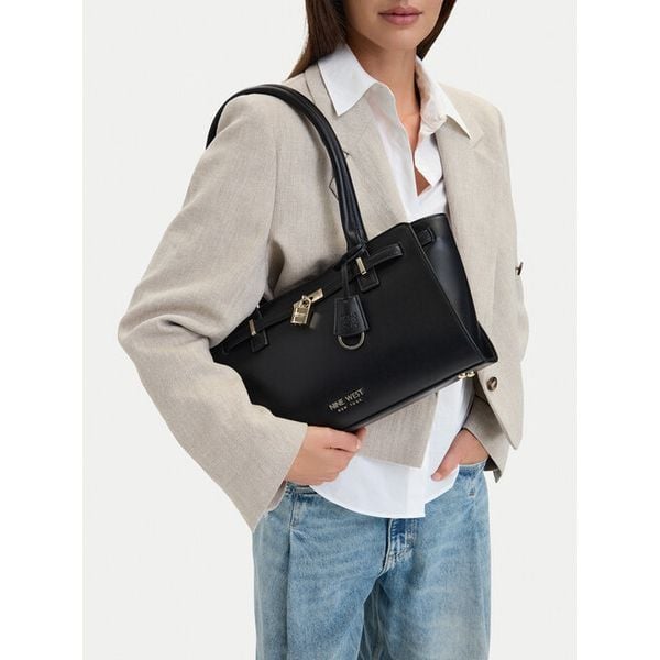 Torebka Nine West. Czarne torebki klasyczne Nine West, bez wzorów, bez dodatków. Za 279.99 zł.
