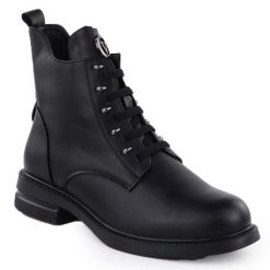 Botki damskie czarne Vinceza 26-58578. Czarne botki VINCEZA, bez wzorów, ze skóry ekologicznej, bez obcasa, bez zapięcia. Za 189.99 zł.