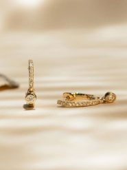 DIAMANTA Złote kolczyki-kreole "Créoles Charms" z diamentami rozmiar: onesize. Żółte kolczyki DIAMANTA, z diamentem, złote. Za 1,144.79 zł.