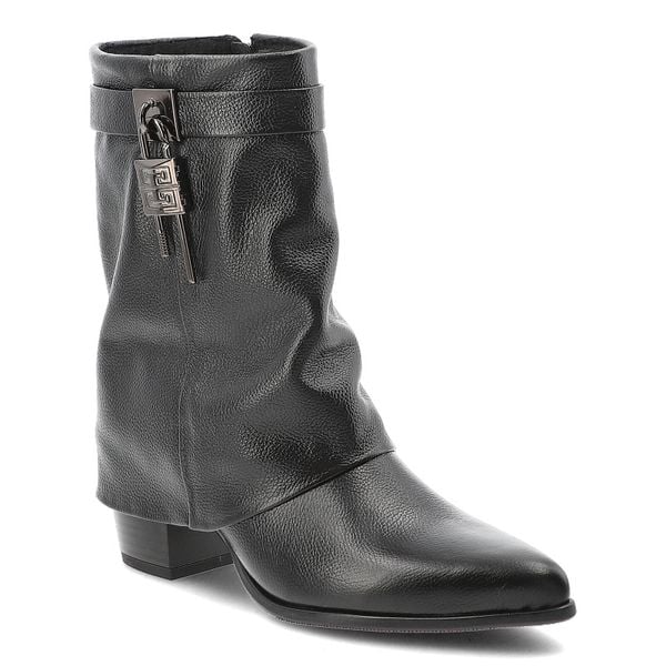 Czarne Kowbojki Armodo Stylowe Obuwie Damskie Na Obcasie. Czarne botki Armodo, bez obcasa, na obcasie, bez zapięcia. Za 499.00 zł.