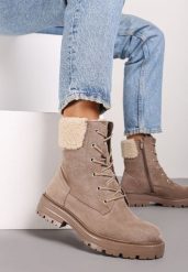 Beżowe Botki Workery na Płaskiej Podeszwie Zdobione Futerkiem Typu Baranek Nevasilla. Brązowe botki Born2be, z aplikacjami, z jeansu, bez obcasa, na płaskiej podeszwie, bez zapięcia. Za 99.99 zł.