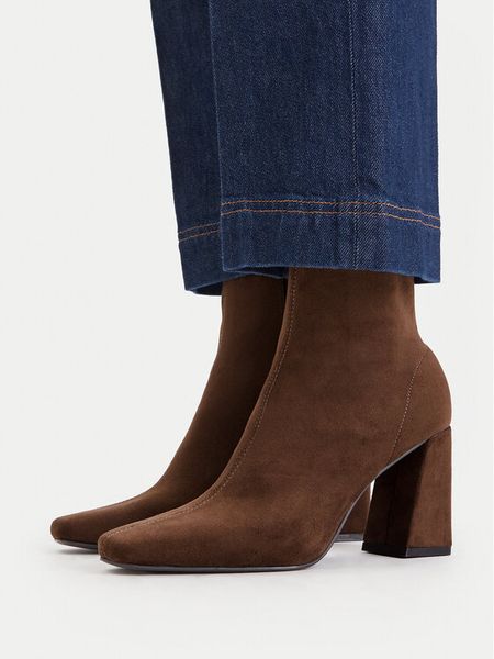 DeeZee Botki CEO-HY25128-1 Brązowy. Brązowe botki DeeZee, bez wzorów, z materiału, bez obcasa, na słupku, bez zapięcia. Za 179.99 zł.