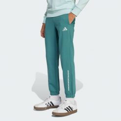 Spodnie adidas Slogan Fleece Pants. Niebieskie spodnie dresowe Adidas, bez wzorów, z dresówki, na jogę i pilates. Za 149.00 zł.