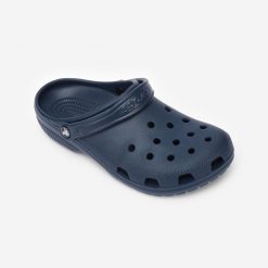 Klapki Crocs Classic. Niebieskie klapki Crocs, bez wzorów, bez obcasa. Za 239.99 zł.
