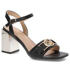 Czarne Sandały Filippo Eleganckie Buty Damskie. Czarne sandały Filippo, bez wzorów, ze skóry ekologicznej, eleganckie, bez obcasa, na obcasie, bez zapięcia. Za 152.99 zł.