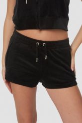 JUICY COUTURE Czarne damskie spodenki Tamia Shorts. Czarne szorty Juicy Couture, bez wzorów. W wyprzedaży za 107.50 zł.