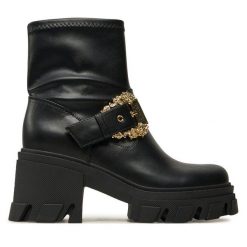 Botki Versace Jeans Couture. Czarne botki Versace Jeans Couture, bez wzorów, z jeansu, bez obcasa, na słupku, bez zapięcia. Za 1,019.00 zł.