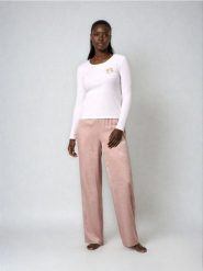 Piżama z długim rękawem i spodniami z lekkiej tkaniny Barbie - kremowy. Białe piżamy Sinsay, bez wzorów, z tkaniny, bez ramiączek. Za 79.99 zł.