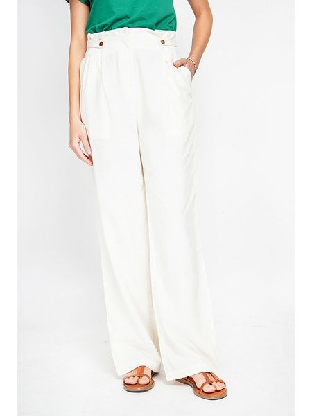 ASSUILI Spodnie w kolorze białym rozmiar: 42. Białe spodnie materiałowe Assuili, na imprezę, bez wzorów, z materiału, z standardowym stanem. Za 87.40 zł.