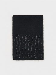Miękki szalik z cekinami - czarny. Czarne szaliki Reserved, bez wzorów. W wyprzedaży za 35.99 zł.