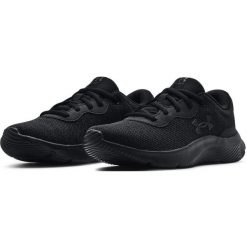Buty sportowe dla kobiet Under Armour Mojo. Czarne obuwie sportowe Under Armour, bez zapięcia, trekkingowe. Za 169.99 zł.