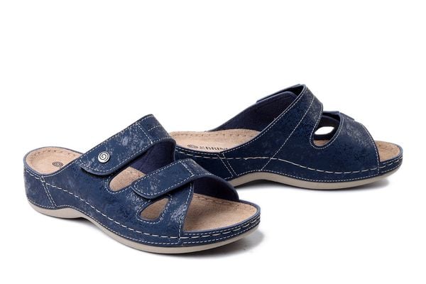 DR. BRINKMANN 700738-05 blau, klapki damskie. Niebieskie klapki Dr. Brinkmann, bez wzorów, ze skóry, bez obcasa. Za 219.90 zł.