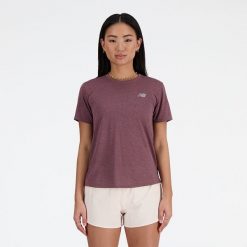 Koszulka damska New Balance WT41253LRC – fioletowa. Fioletowe bluzki New Balance, s, bez wzorów, z materiału, sportowe, bez kołnierzyka, bez ramiączek. Za 99.99 zł.
