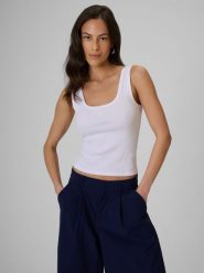 4F Top slim z prążkowanej dzianiny damski - biały M. Białe topy 4f, m, bez wzorów, z bawełny, bez kołnierzyka, bez ramiączek. Za 59.99 zł.