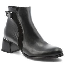 Czarne Botki Armodo Eleganckie Obuwie Damskie Na Obcasie. Czarne botki Armodo, bez wzorów, ze skóry, bez obcasa, na obcasie, bez zapięcia. Za 365.99 zł.