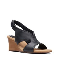 Sandały Clarks. Czarne sandały Clarks, bez wzorów, bez obcasa, na koturnie, bez zapięcia. Za 219.99 zł.
