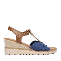 Sandały Beverly Hills Polo Club. Niebieskie sandały Beverly Hills Polo Club, bez wzorów, bez obcasa, na koturnie, bez zapięcia. Za 149.99 zł.