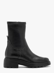 Botki damskie na lekkim spodzie z elastyczną cholewką. Czarne botki Ryłko, bez wzorów, ze skóry, z okrągłym noskiem, bez obcasa, bez zapięcia. Za 449.99 zł.