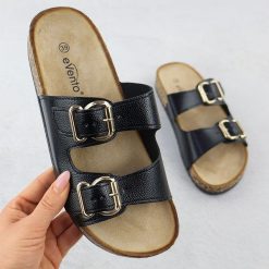 Klapki damskie z klamrami czarne eVento 7220. Czarne klapki eVento, bez wzorów, ze skóry ekologicznej, bez obcasa. Za 65.99 zł.