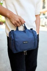 Kosmetyczka podróżna granatowa unisex organizer lusterko Beltimore R26. Kufry i kosmetyczki bez wzorów, bez dodatków. Za 59.99 zł.